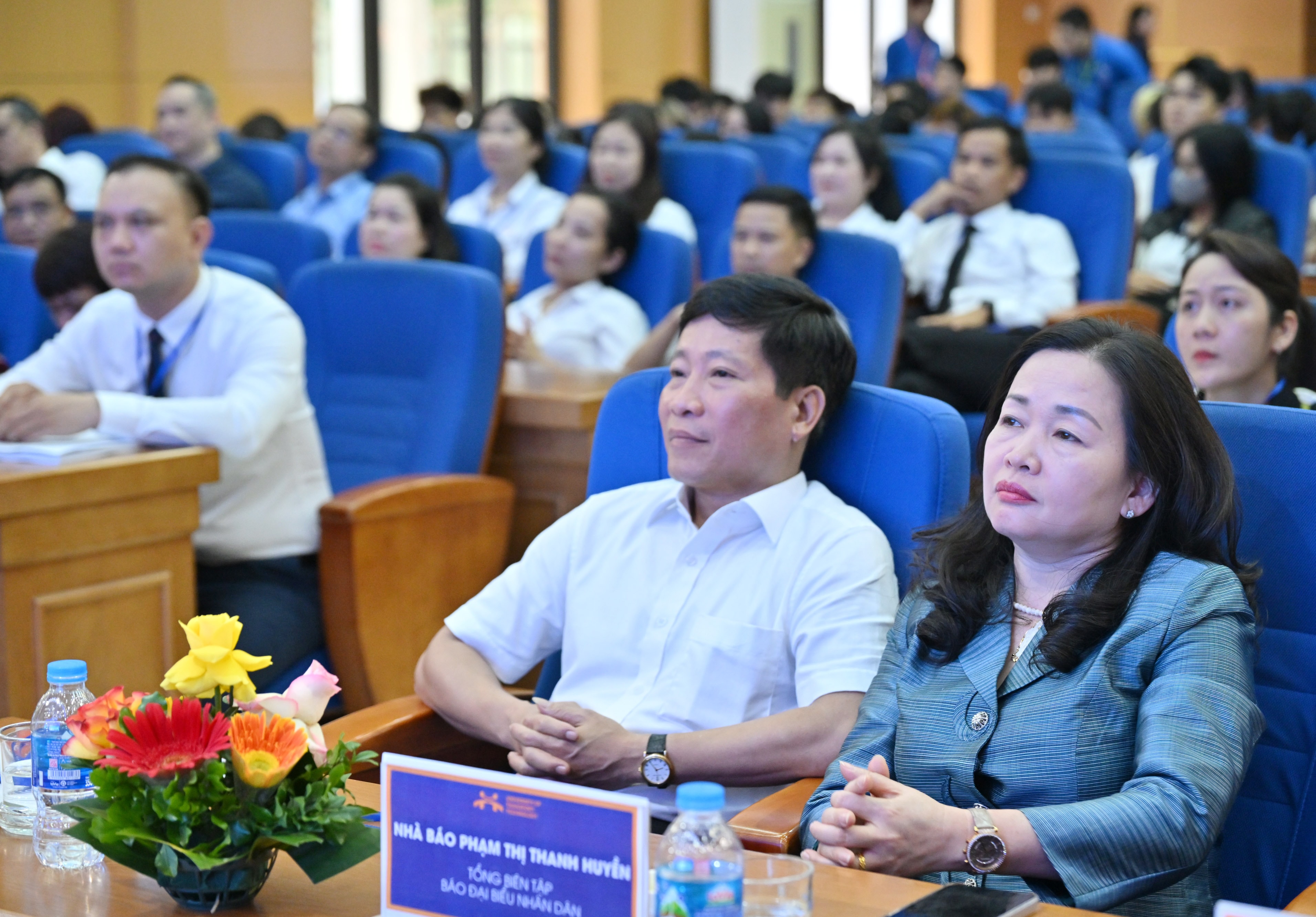 Tổng biên tập Báo Đại biểu nhân dân Phạm Thị Thanh Huyền, Hiệu trưởng Trường ĐH Công nghệ GTVT Nguyễn Hoàng Long và các đại biểuVQK_4720