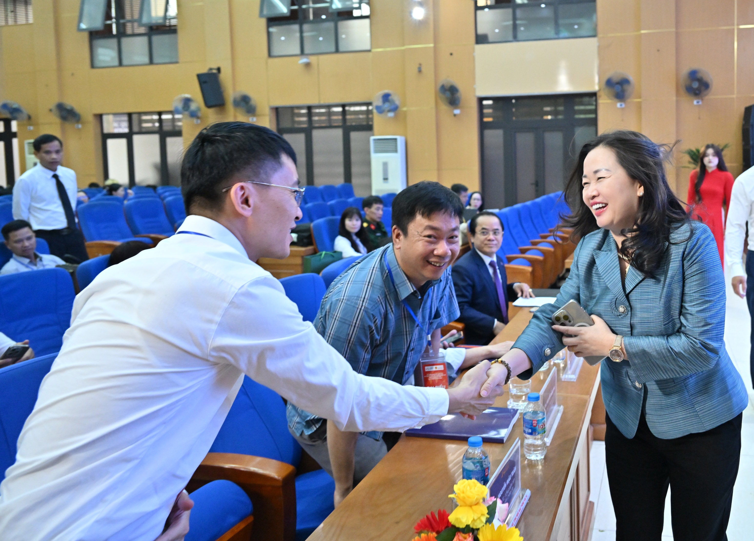 Tổng biên tập Phạm Thị Thanh Huyền và các thầy cô VQK_4614