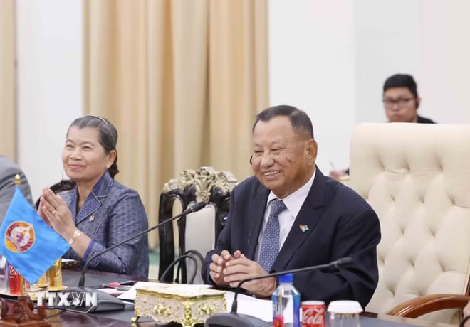 ttxvn-thuong-truc-ban-bi-thu-tran-cam-tu-hoi-dam-voi-pho-chu-tich-truong-ban-thuong-truc-ban-thuong-vu-cpp-say-chhum-8692906-11.jpg