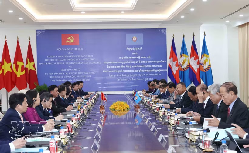 The talks between Politburo member and Permanent member of the Communist Party of Vietnam Central Committee’s Secretariat Tran Cam Tu and Chairman of the Standing Board of the Cambodian People's Party Central Committee Samdech Say Chhum in Phnom Penh on April 10. (Photo: VNA)
