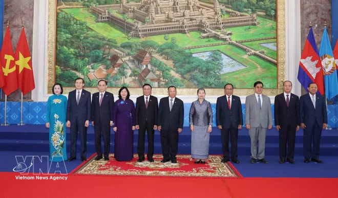 Vietnamese and Cambodian officials at the talks. (Photo: VNA)