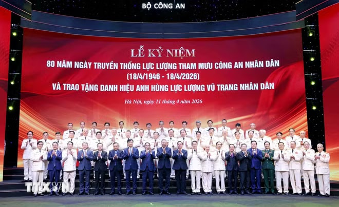 Tổng Bí thư, Chủ tịch nước Tô Lâm với các đại biểu. (Ảnh: Phạm Kiên/TTXVN) ttxvn-tong-bi-thu-chu-tich-nuoc-du-le-ky-niem-80-nam-ngay-truyen-thong-tham-muu-cong-an-nhan-dan-1104-11.jpg