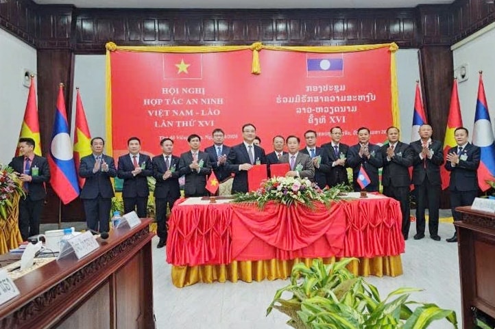 Thứ trưởng Bộ Công an Lào En Ouanongnout và Thứ trưởng Bộ Công an Việt Nam Phạm Thế Tùng ký kết Biên bản Hội nghị Hợp tác An ninh Lào - Việt Nam lần thứ XVI. Ảnh: TTXVN