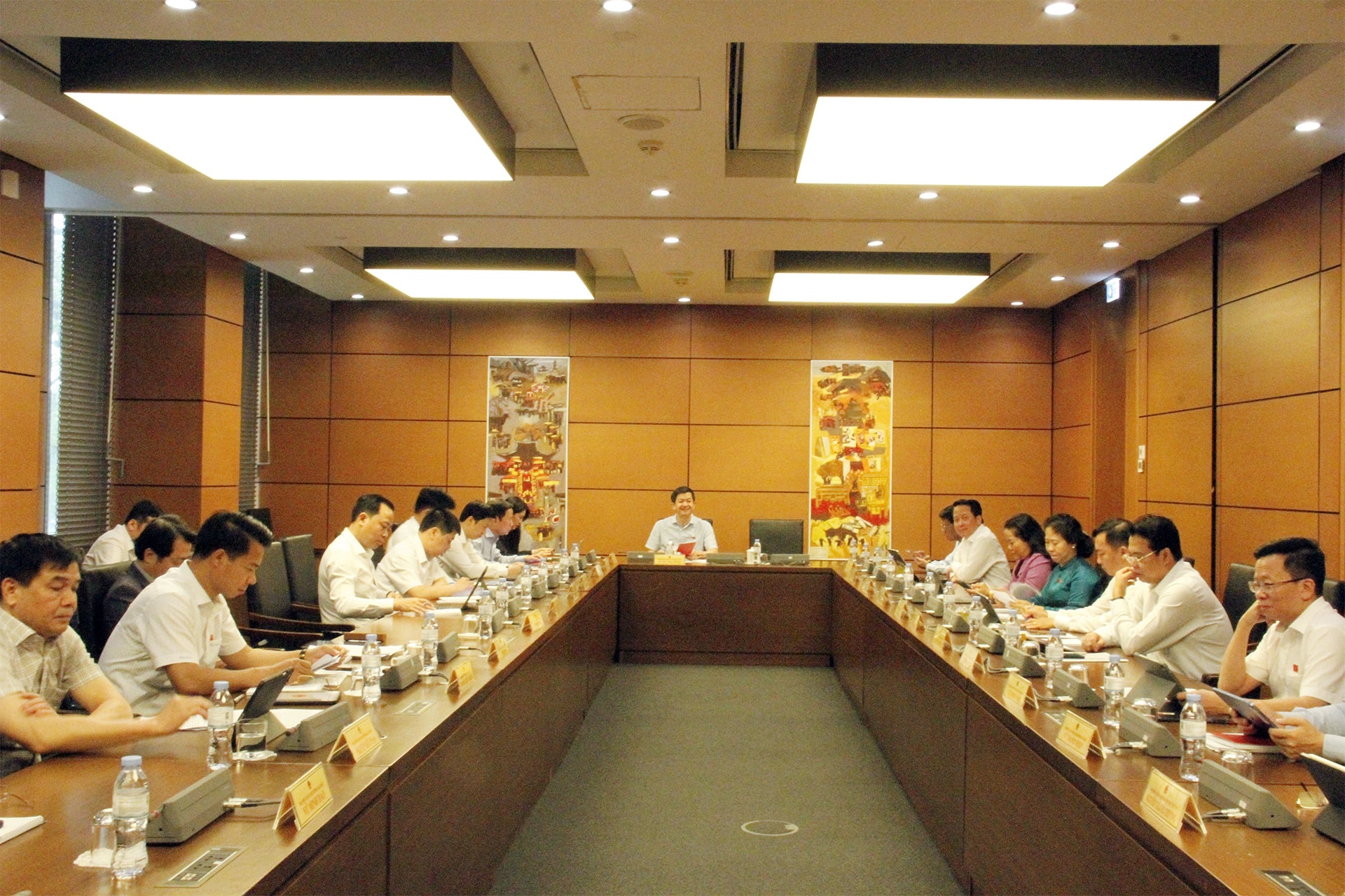 Toàn cảnh phiên thảo luận tại Tổ 9 sáng 10/4/2026