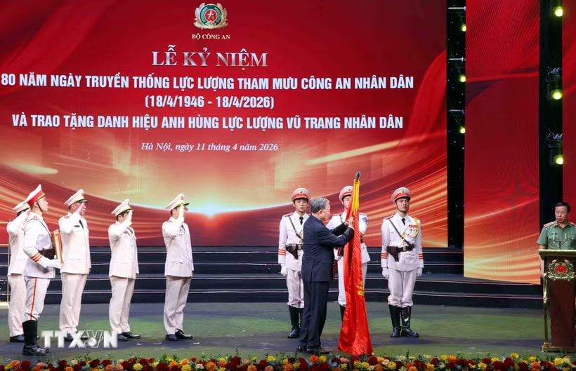 Tổng Bí thư, Chủ tịch nước Tô Lâm trao Danh hiệu Anh hùng lực lượng vũ trang nhân dân tặng Văn phòng Bộ Công an. (Ảnh: Phạm Kiên/TTXVN)