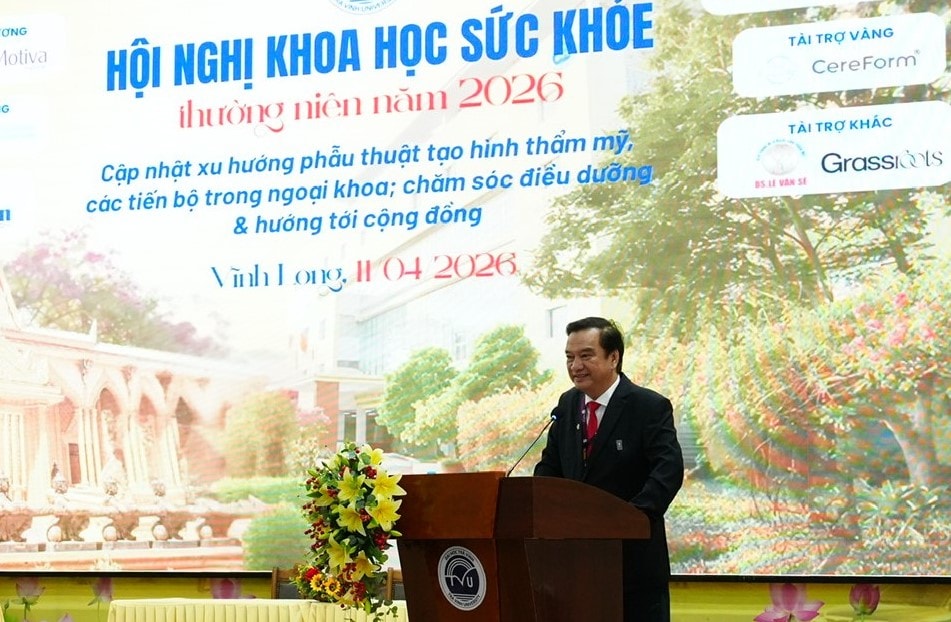 PGS.TS.BS Nguyễn Thanh Vân, Chủ tịch Hội Phẫu thuật Tạo hình Thẩm mỹ TPHCM phát biểu tại hội nghị