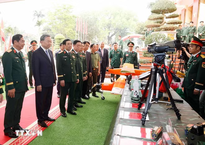 Tổng Bí thư, Chủ tịch nước Tô Lâm tham quan khu trưng bày các khí tài của Quân khu 1. (Ảnh: Thống Nhất/TTXVN) ttxvn-tong-bi-thu-chu-tich-nuoc-du-le-don-nhan-danh-hieu-anh-hung-llvt-nhan-dan-cua-quan-khu-1-14.jpg