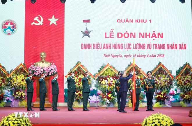 Tổng Bí thư, Chủ tịch nước Tô Lâm trao Danh hiệu Anh hùng Lực lượng vũ trang nhân dân tặng Quân khu 1. (Ảnh: Thống Nhất/TTXVN) ttxvn-tong-bi-thu-chu-tich-nuoc-du-le-don-nhan-danh-hieu-anh-hung-llvt-nhan-dan-cua-quan-khu-1-5.jpg