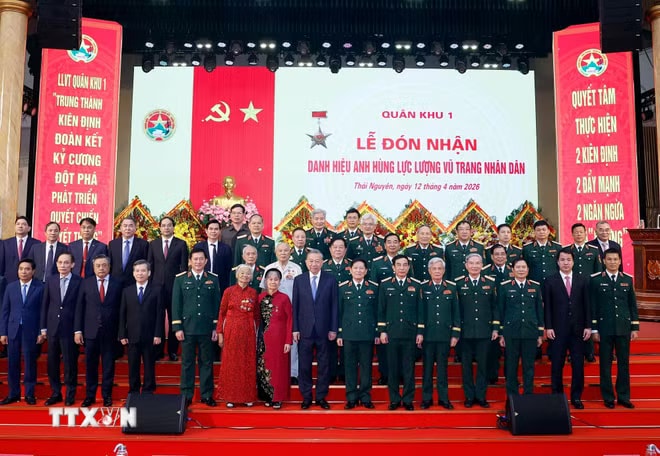 Tổng Bí thư, Chủ tịch nước Tô Lâm và các đại biểu. (Ảnh: Thống Nhất/TTXVN) ttxvn-tong-bi-thu-chu-tich-nuoc-du-le-don-nhan-danh-hieu-anh-hung-llvt-nhan-dan-cua-quan-khu-1-12.jpg