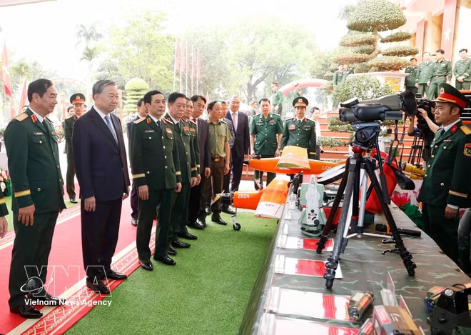 vnanet-potal-tong-bi-thu-chu-tich-nuoc-du-le-don-nhan-danh-hieu-anh-hung-llvt-nhan-dan-cua-quan-khu-1-8696028-1.jpg