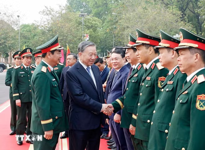 Tổng Bí thư, Chủ tịch nước Tô Lâm và các đại biểu. (Ảnh: Thống Nhất/TTXVN) ttxvn-tong-bi-thu-chu-tich-nuoc-du-le-don-nhan-danh-hieu-anh-hung-llvt-nhan-dan-cua-quan-khu-1-9.jpg