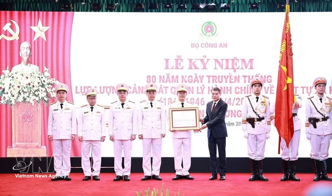 Prime Minister Le Minh Hung presents the First-Class Fatherland Protection Order to the Police Department for Administrative Management of Social Order. (Photo: VNA) vnanet-potal-thu-tuong-le-minh-hung-du-le-ky-niem-80-nam-ngay-truyen-thong-luc-luong-canh-sat-quan-ly-hanh-chinh-ve-trat-tu-xa-hoi-8695896.jpg