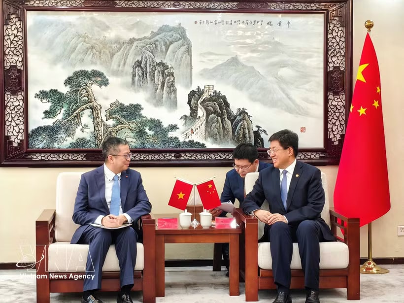 Vietnamese Ambassador to China Pham Thanh Binh (left) and First Secretary of the Communist Youth League of China (CYLC) Central Committee A Dong at their meeting in Beijing on April 12 (Photo: VNA)