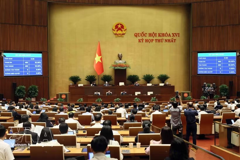 National Assembly adopts a resolution introducing key provisions on environmental protection tax, value-added tax, and excise tax for petrol, oil and jet fuel on April 12 (Photo: VNA