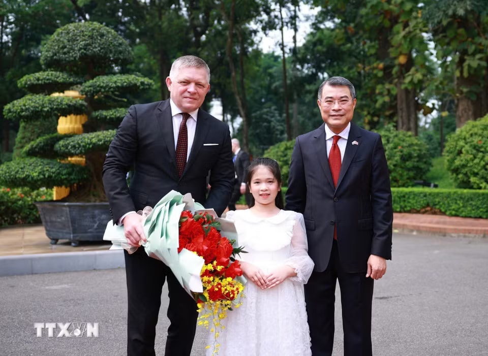 a61cb08ca7e3baf0aa24dfd57111e811a4b44265e78-_ttxvn-le-don-thu-tuong-slovakia-robert-fico-tham-chinh-thuc-viet-nam-2.jpg.avif.jpg