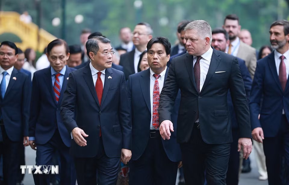 a735043f2be3baf0aa24dfd57111e811a4b44265e78-_ttxvn-le-don-thu-tuong-slovakia-robert-fico-tham-chinh-thuc-viet-nam-8.jpg.avif.jpg