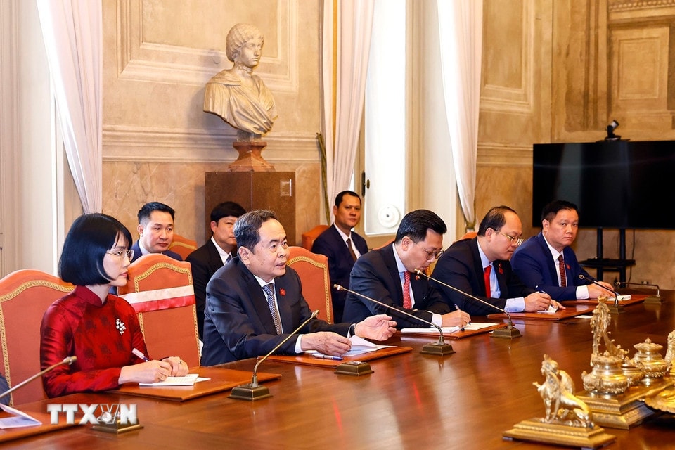 bddb3740f51e0da35ba2bc36a6077511779d599-_ttxvn-chu-tich-quoc-hoi-tran-thanh-man-gap-thi-truong-thanh-pho-milan-italy-1304-4.jpg