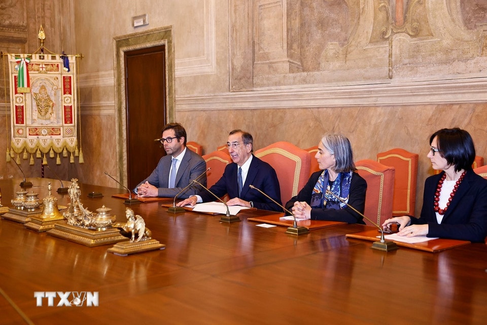 bddb3747c4ddcb24f408a9808797ea1fd98bba5-_ttxvn-chu-tich-quoc-hoi-tran-thanh-man-gap-thi-truong-thanh-pho-milan-italy-1304-5.jpg
