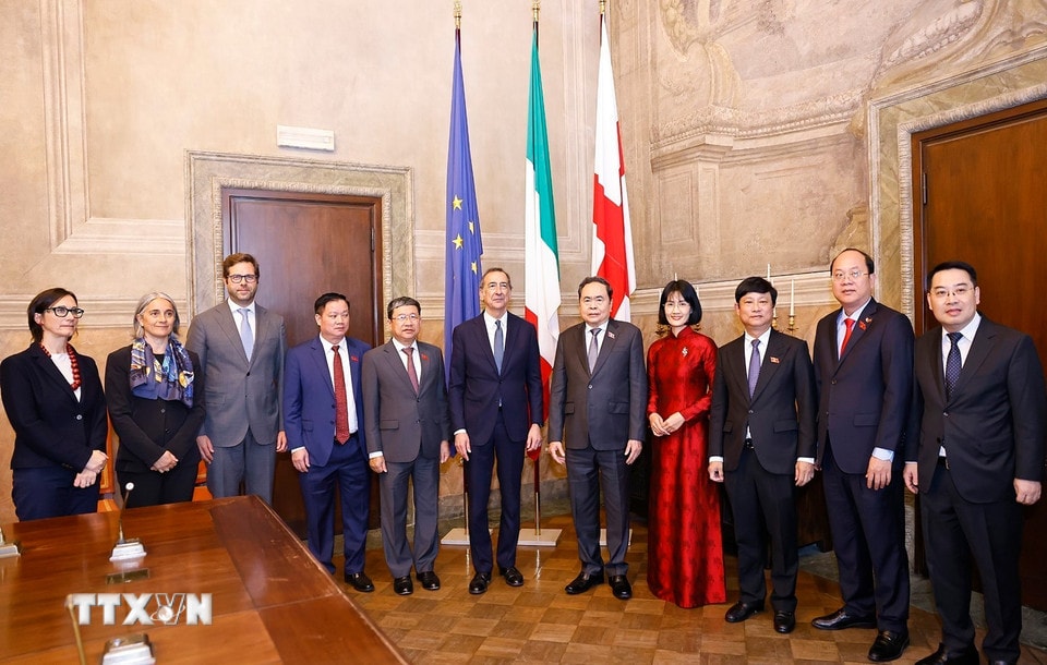 bddb374b8ea6fc8aaa867c4f1ddb70e85b5977c-_ttxvn-chu-tich-quoc-hoi-tran-thanh-man-gap-thi-truong-thanh-pho-milan-italy-1304-6.jpg