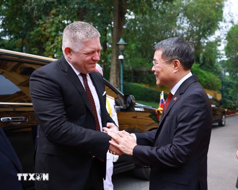 Thủ tướng Lê Minh Hưng đón Thủ tướng Slovakia Robert Fico. (Ảnh: Dương Giang/TTXVN)
