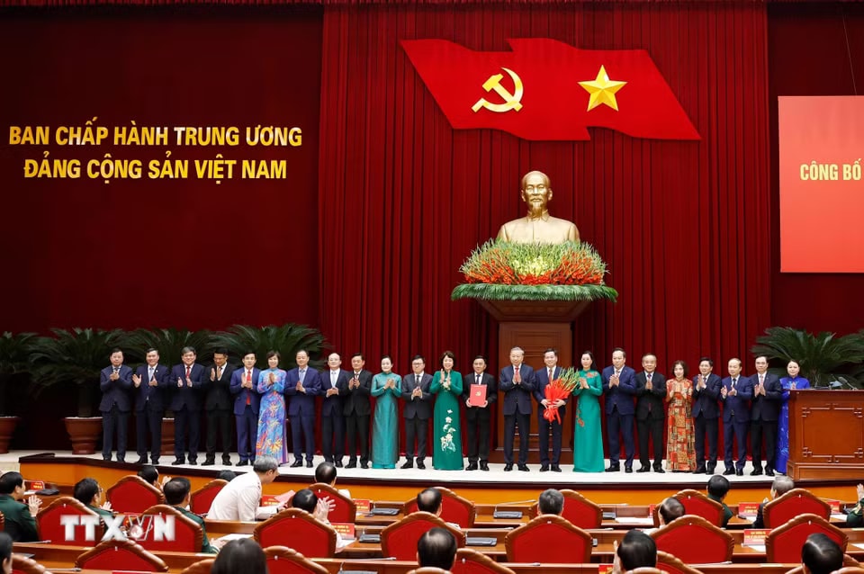 cb551acee99c9ac707fff1c9010167b4e4-_ttxvn-hoi-nghi-cong-bo-quyet-dinh-cua-bo-chinh-tri-ve-cong-tac-can-bo-8698024-2.jpg.avif.jpg