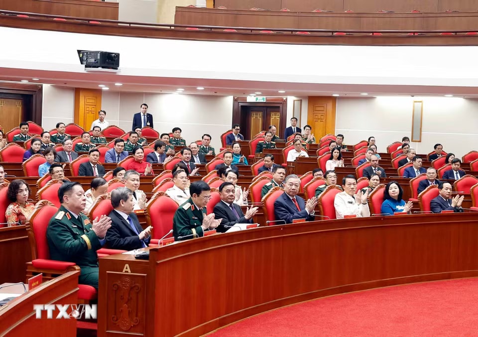 cb75f95568208364b220b749c7148e491b-_ttxvn-hoi-nghi-cong-bo-quyet-dinh-cua-bo-chinh-tri-ve-cong-tac-can-bo-8698024-9.jpg.avif.jpg