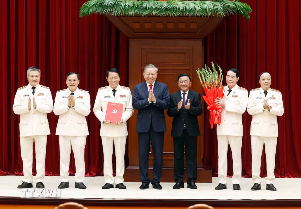 cb9e3d3aa2b606c756c539ed937889940d-_ttxvn-hoi-nghi-cong-bo-quyet-dinh-cua-bo-chinh-tri-ve-cong-tac-can-bo-8698024-4.jpg.avif.jpg