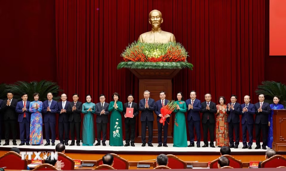 cbc138afbc4daa0ae2184073c0d0c0ffdd-_ttxvn-hoi-nghi-cong-bo-quyet-dinh-cua-bo-chinh-tri-ve-cong-tac-can-bo-8698024-1.jpg.avif.jpg