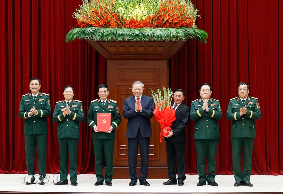 cbd1ee737715d3e9b1695c0d4f8afdd20b-_ttxvn-hoi-nghi-cong-bo-quyet-dinh-cua-bo-chinh-tri-ve-cong-tac-can-bo-8698024-5.jpg.avif.jpg