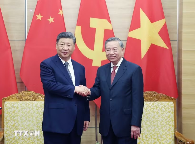 Tổng Bí thư Tô Lâm và Tổng Bí thư, Chủ tịch nước Trung Quốc Tập Cận Bình tham dự Liên hoan giao lưu hữu nghị nhân dân Việt Nam-Trung Quốc, ngày 15/4/2025 tại Hà Nội. (Ảnh: Thống Nhất/TTXVN)