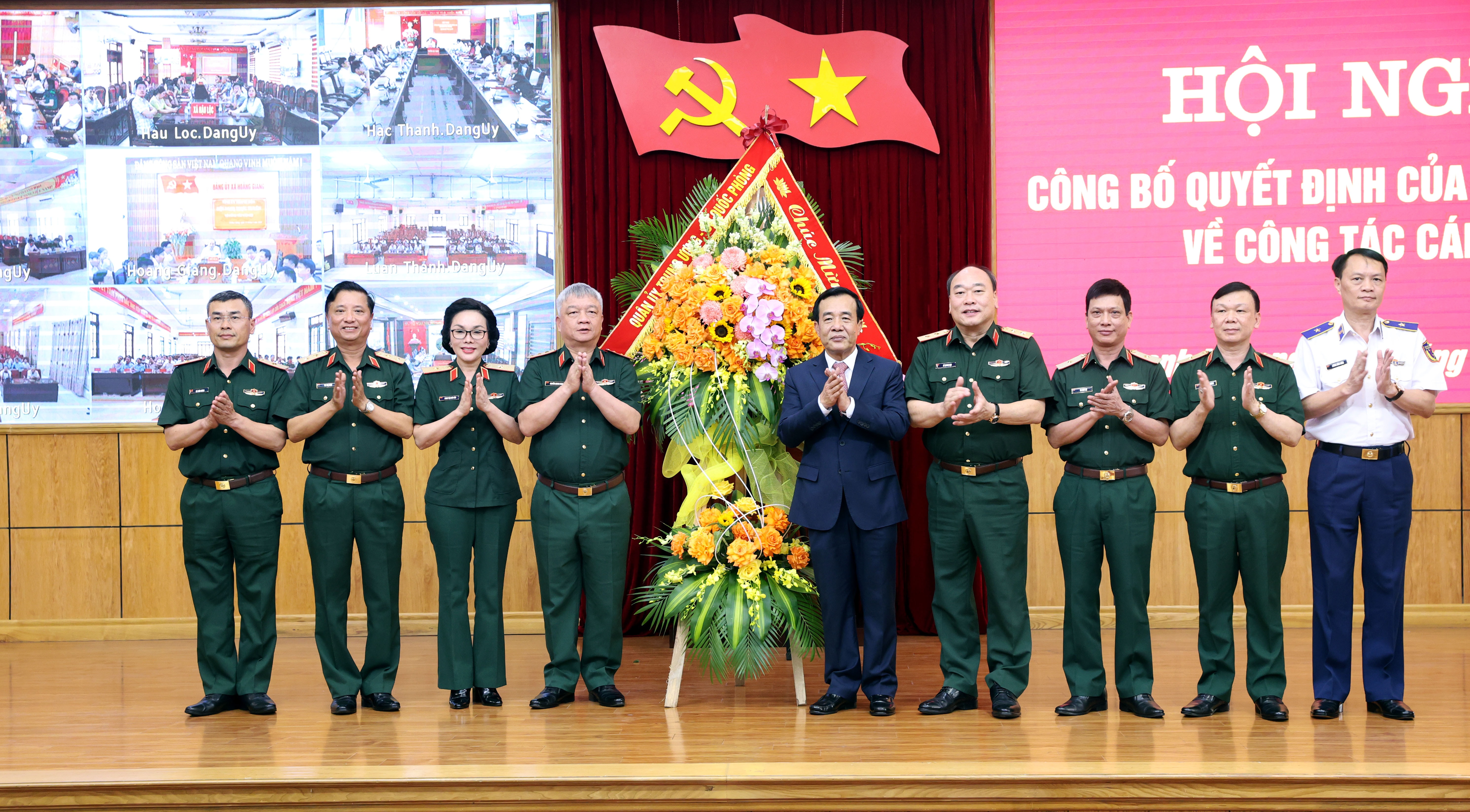 Đại diện Quân ủy Trung ương, Bộ Quốc phòng tặng hoa chúc mừng Bí thư Tỉnh ủy, Trưởng Đoàn đại biểu Quốc hội tỉnh Thanh Hóa Lê Đức Thái