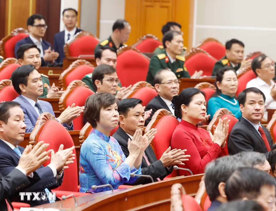 f4cbeb9791638b087022512080247771cc46-_ttxvn-hoi-nghi-cong-bo-quyet-dinh-cua-bo-chinh-tri-ve-cong-tac-can-bo-8698076.jpg.avif.jpg
