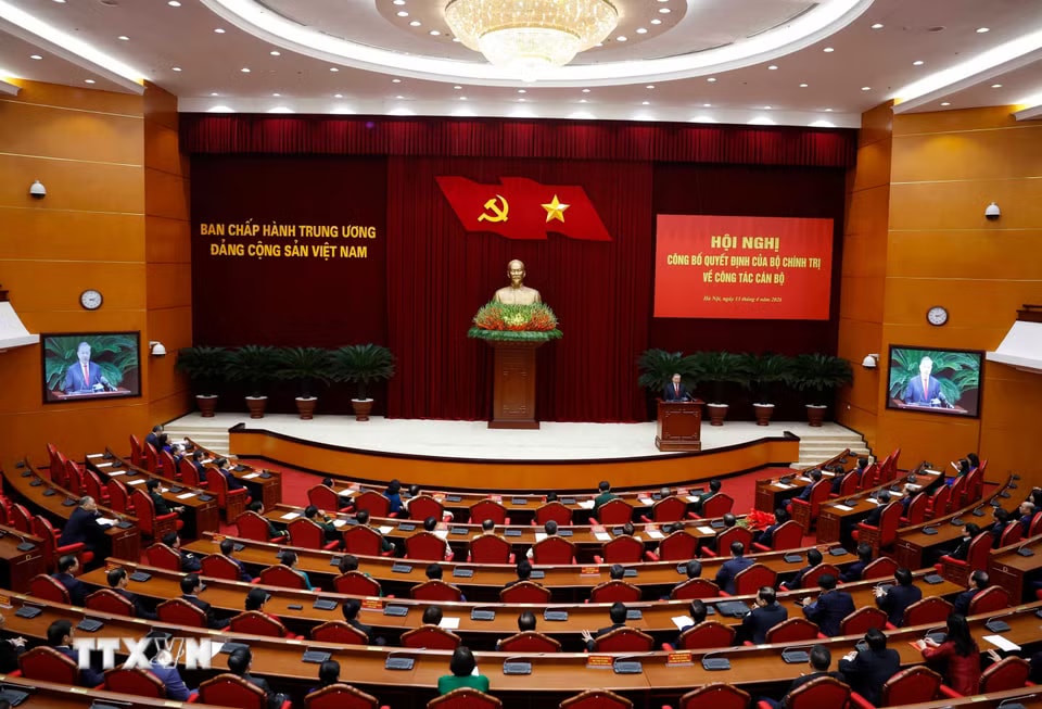 f4cbf88ce4bdce970f512dafd9c03f6eb3d4-_ttxvn-hoi-nghi-cong-bo-quyet-dinh-cua-bo-chinh-tri-ve-cong-tac-can-bo-8698068.jpg.avif.jpg