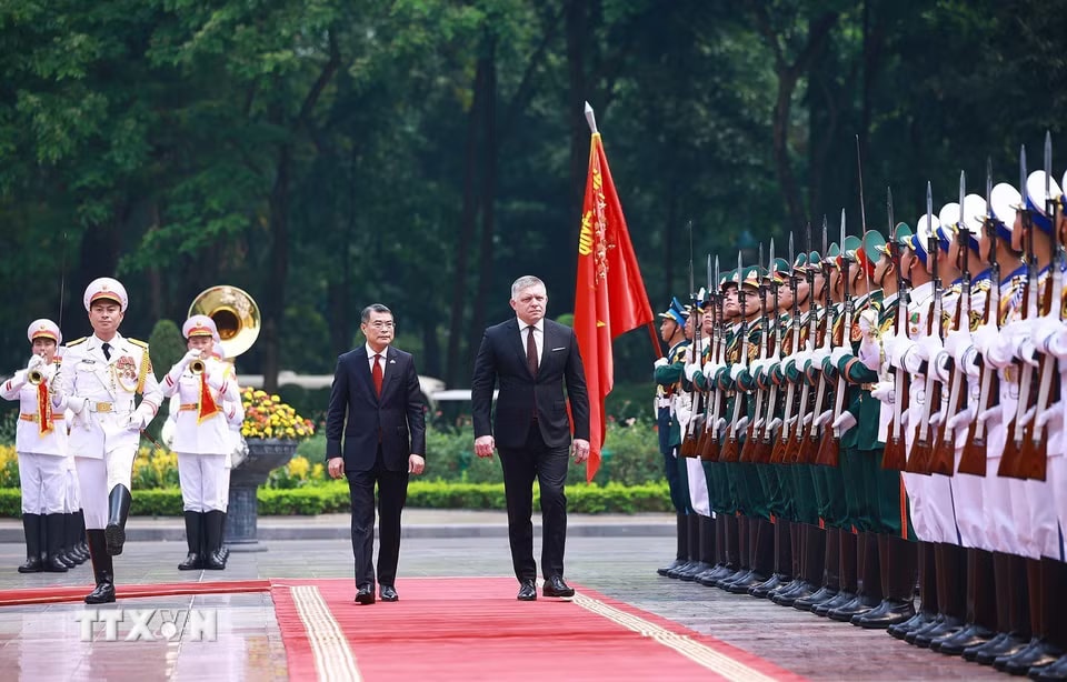 f5f1ca653baf0aa24dfd57111e811a4b44265e78-_ttxvn-le-don-thu-tuong-slovakia-robert-fico-tham-chinh-thuc-viet-nam-4.jpg.avif.jpg