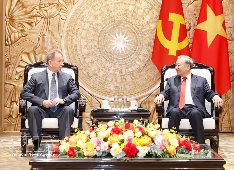 Party General Secretary and State President To Lam (R) and Viktor Zolotov, Director of the Federal National Guard Service of Russia in Hanoi on April 13. (Photo: VNA)