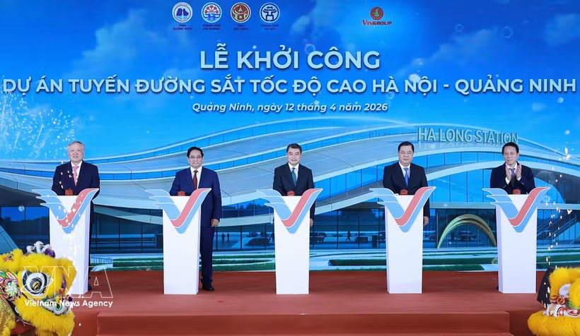 Prime Minister Le Minh Hung (third, left) and delegates press buttons to start the project (Photo: VNA)