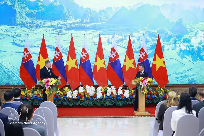 Prime Minister Le Minh Hung (R) and Slovak Prime Minister Robert Fico meet with the press of both countries in Hanoi. (Photo: VNA)