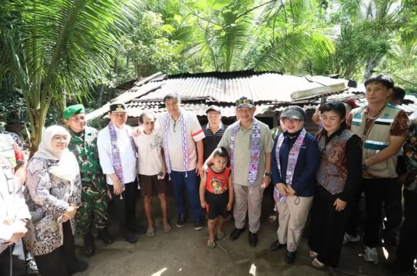 Home Affairs Minister Tito Karnavian (in green shirt) and Housing and Settlement Minister Maruarar Sirait (white polo shirt) visit Siau Tagulandang Biaro (Sitaro) Islands District, North Sulawesi (Photo: ANTARA)