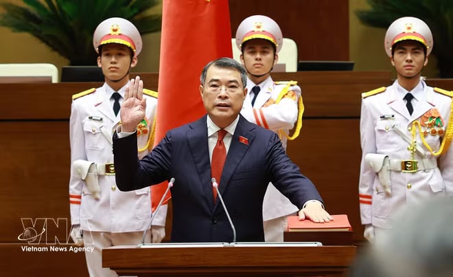 Prime Minister Le Minh Hung takes the oath of office on April 7, 2026. (Photo: VNA)