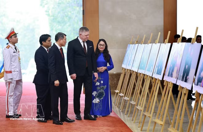 Vietnamese Prime Minister Le Minh Hung and his Slovak counterpart Robert Fico visit a photo exhibition jointly organised by the Government Office and the Vietnam News Agency. (Photo: VNA) vnanet-vna.jpg