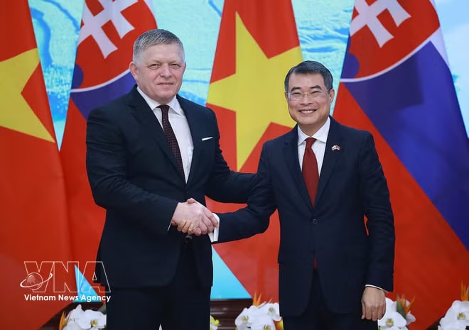 Vietnamese Prime Minister Le Minh Hung (R) and his Slovak counterpart Robert Fico. (Photo: VNA) vnanet-vietnam-slovakia.jpg