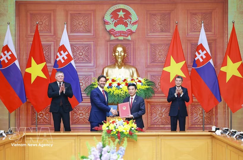 Vietnamese Prime Minister Le Minh Hung (R, back row) and his Slovak counterpart Robert Fico witness the exchange of the memorandum of understanding (MoU) between the Vietnamese Ministry of National Defence and the Slovak Ministry of Defence on cooperation in the defence industry. (Photo: VNA)