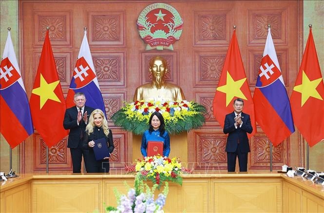 news.vnanet.vn-data-articles-2026-04-13-8697770-_vna_potal_thu_tuong_le_minh_hung_hoi_dam_voi_thu_tuong_slovakia_robert_fico_stand.jpg