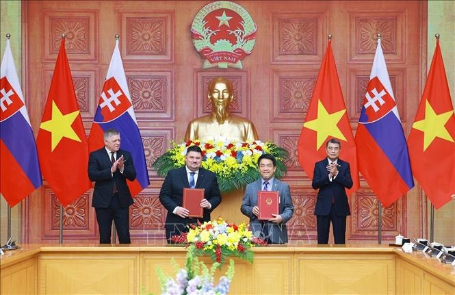 news.vnanet.vn-data-articles-2026-04-13-8697775-_vna_potal_thu_tuong_le_minh_hung_hoi_dam_voi_thu_tuong_slovakia_robert_fico_stand.jpg