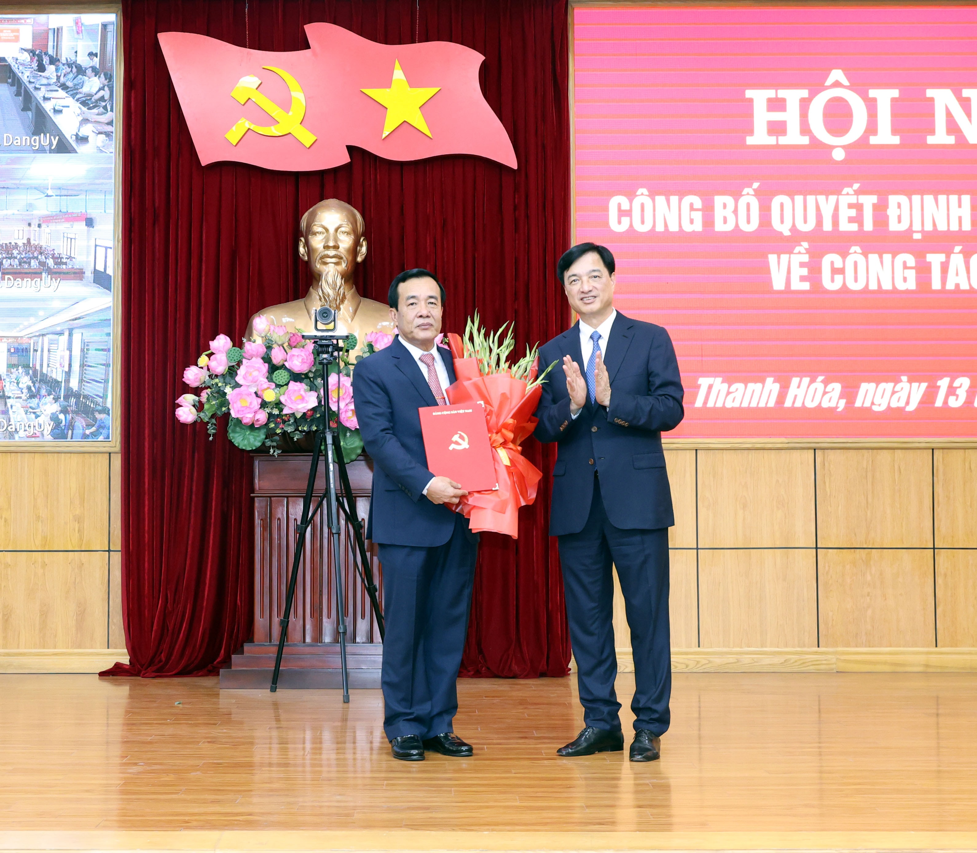 Ủy viên Bộ Chính trị, Bí thư Trung ương Đảng, Trưởng Ban Tổ chức Trung ương Nguyễn Duy Ngọc trao quyết định của Bộ Chính trị cho Bí thư Tỉnh ủy, Trưởng Đoàn đại biểu Quốc hội tỉnh Thanh Hóa Lê Đức Thái
