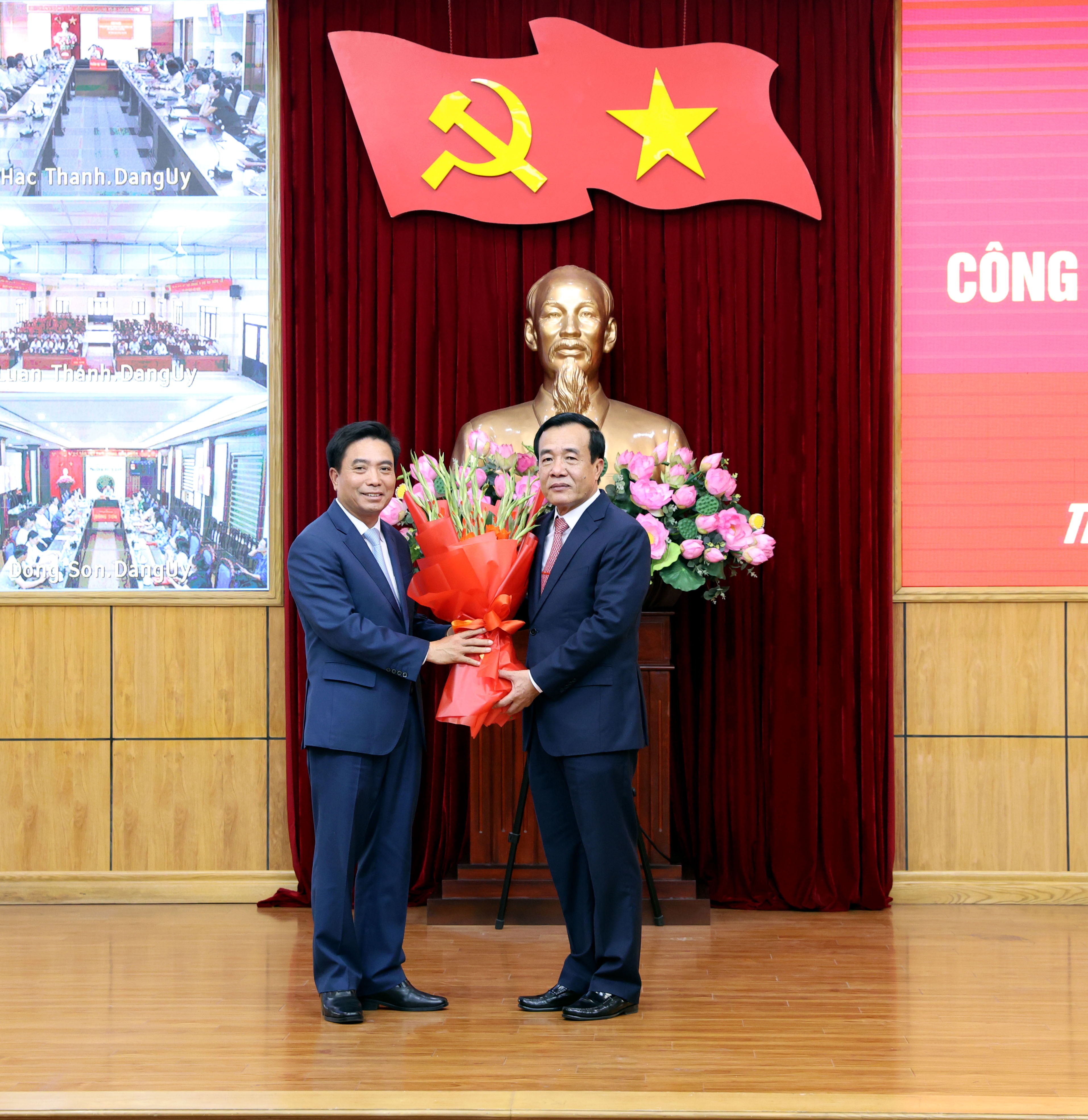Phó Chủ tịch Quốc hội, Thượng tướng Nguyễn Doãn Anh tặng hoa chúc mừng Bí thư Tỉnh ủy, Trưởng Đoàn đại biểu Quốc hội tỉnh Thanh Hóa Lê Đức Thái