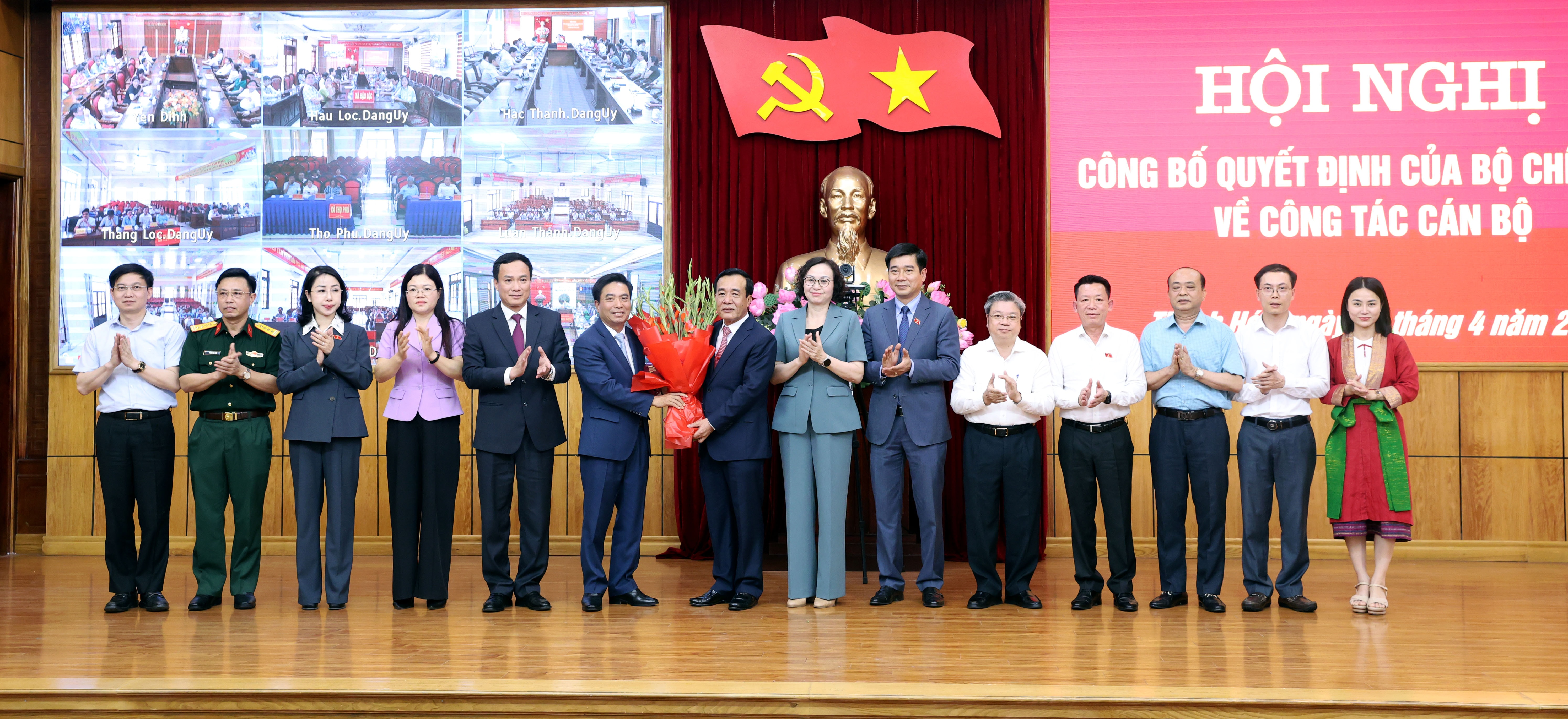 Phó Chủ tịch Quốc hội, Thượng tướng Nguyễn Doãn Anh và Đoàn ĐBQH tỉnh Thanh Hóa tặng hoa chúc mừng Bí thư Tỉnh ủy, Trưởng Đoàn đại biểu Quốc hội tỉnh Thanh Hóa Lê Đức Thái