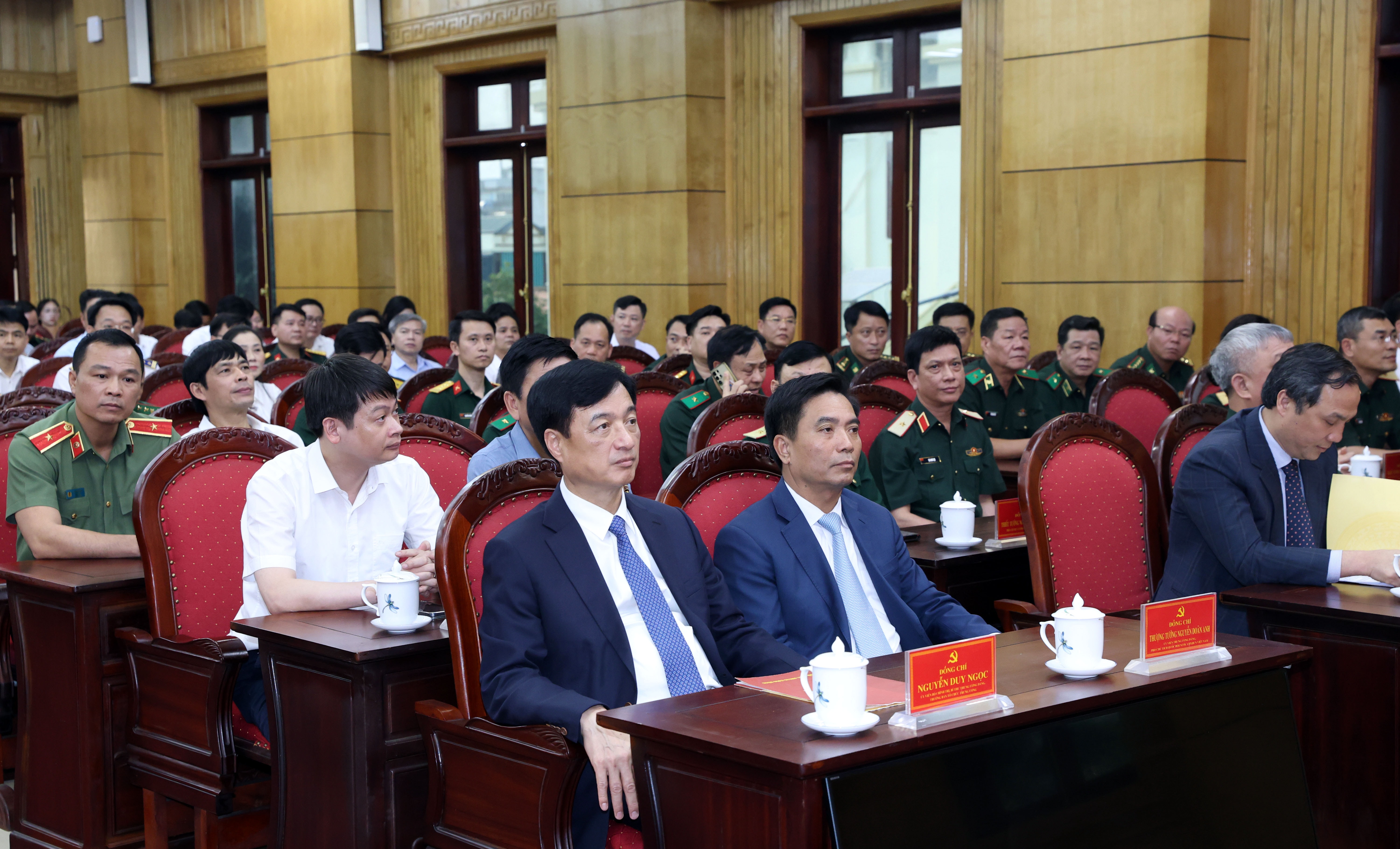 Ủy viên Bộ Chính trị, Bí thư Trung ương Đảng, Trưởng Ban Tổ chức Trung ương Nguyễn Duy Ngọc và Ủy viên Trung ương Đảng, Phó Chủ tịch Quốc hội, Thượng tướng Nguyễn Doãn Anh tham dự Hội nghị