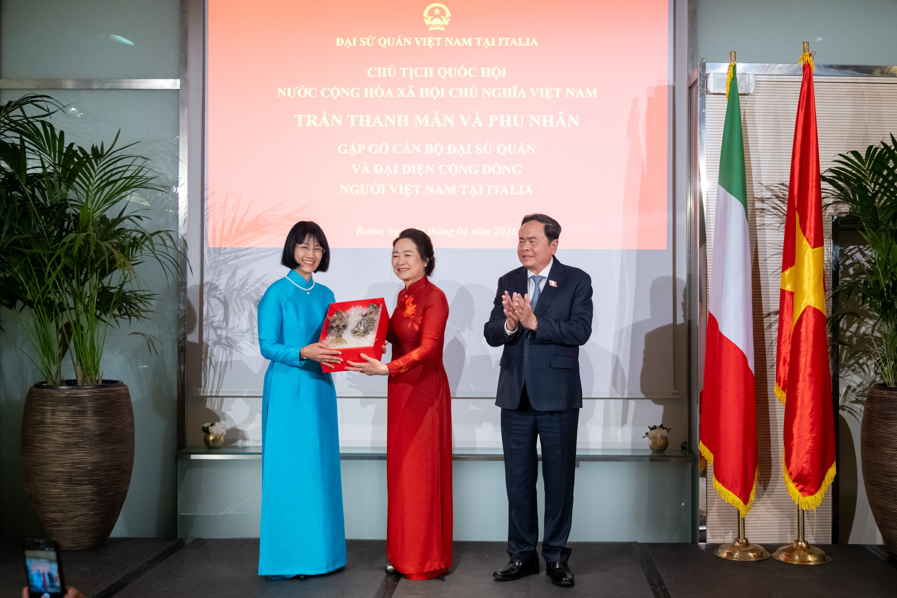 ĐSQ tặng quà