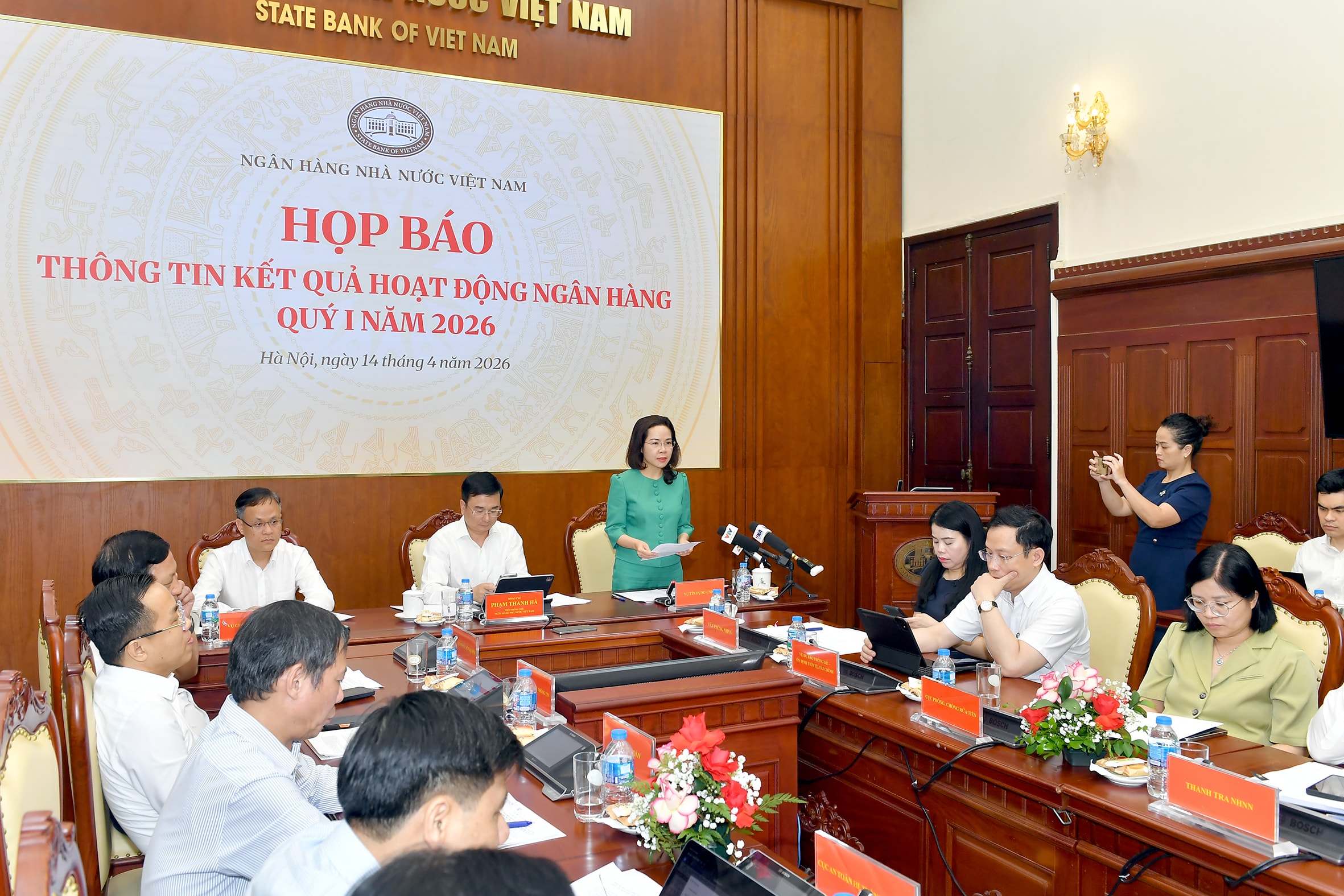 Bà Hà Thu Giang chia sẻ tại họp báo.